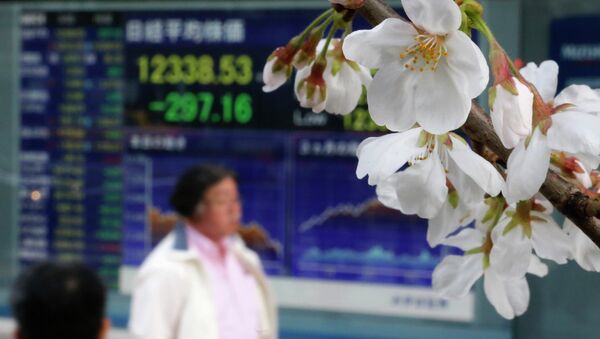 Цветущая сакура на фоне фондовой биржи в Токио
