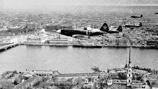 Звено советских истребителей пролетает над Петропавловской крепостью в Ленинграде