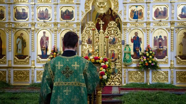 Покровский кафедральный собор во Владивостоке  в христианский праздник День Святой Троицы украшен свежескошенной травой и берёзовыми ветками, которые символизируют возрождение жизни