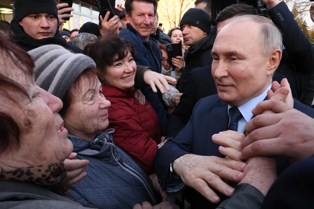 Владимир Путин встретился с жителями в поселке Солнечнодольск Ставропольского края.