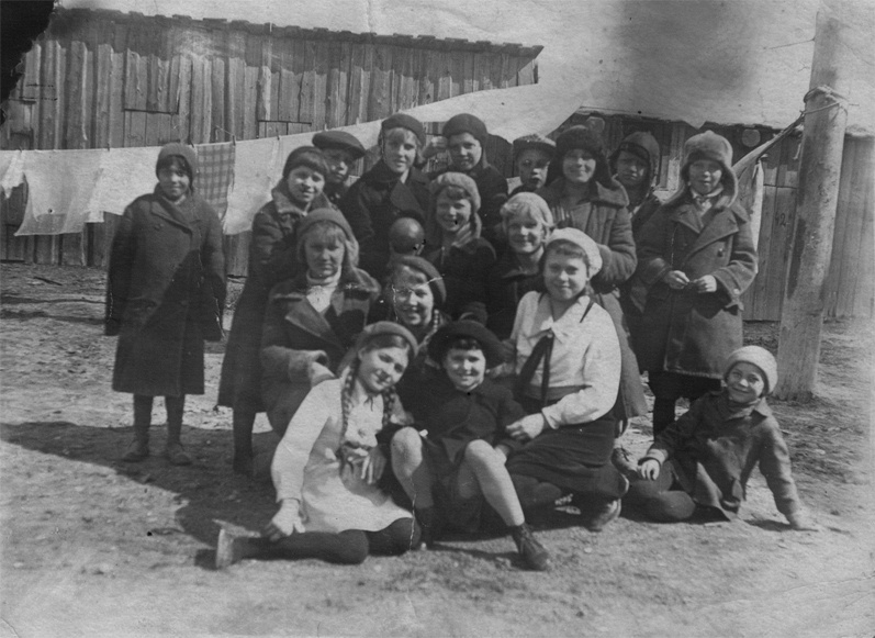А это она (во втором ряду снизу, в центре, в темном берете) во дворе со знакомыми ребятами. Сталинград. Март 1937 года.