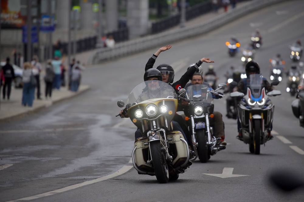 В воскресенье пять тысяч мотоциклистов промчались по перекрытой для них стороне Садового кольца.