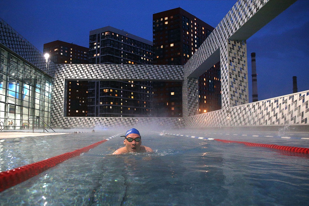 Открытый 50-метровый бассейн в "Акватории ЗИЛ" работает круглый год. Температура воды всегда +28о С.