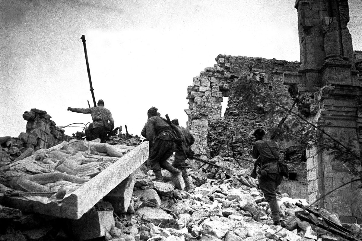 Бойцы 4-го Украинского фронта Красной Армии во время уличных боев с немецко-фашистскими захватчиками в Севастополе.