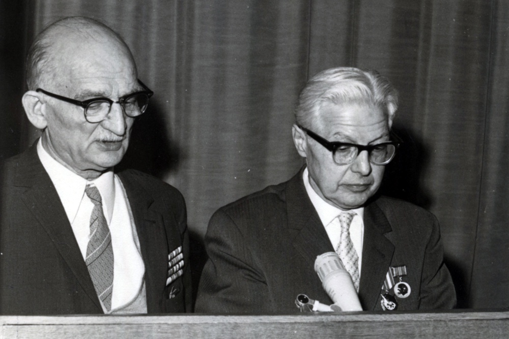 Вильям Фишер (Абель) с Моррисом Коэном в президиуме собрания на Лубянке.