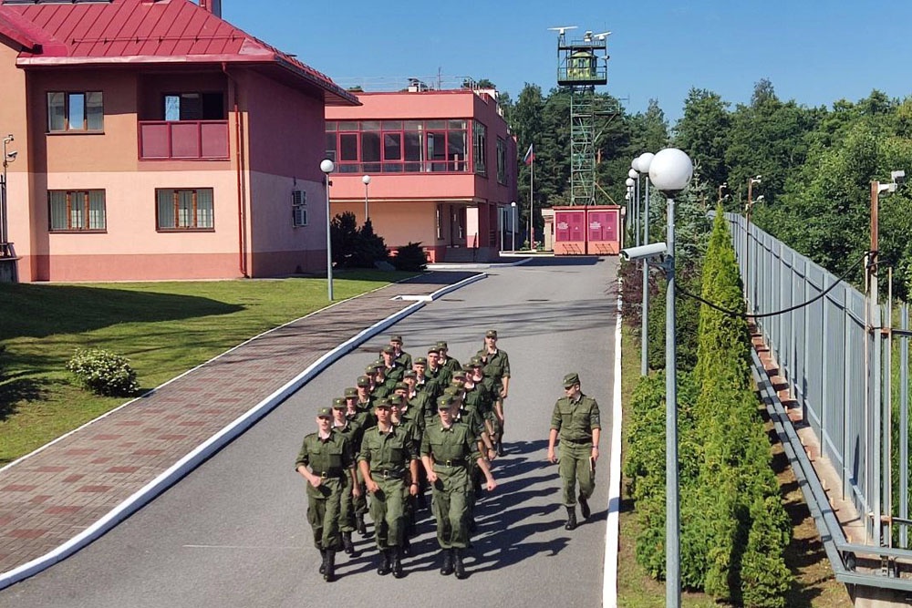 Обязательная вечерняя прогулка призывников. На самом деле это прохождение строем под строевые песни.