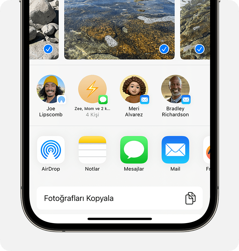 Fotoğrafların seçili olduğu ve AirDrop seçeneğinin görüntülendiği paylaşma sayfasını gösteren bir iPhone.