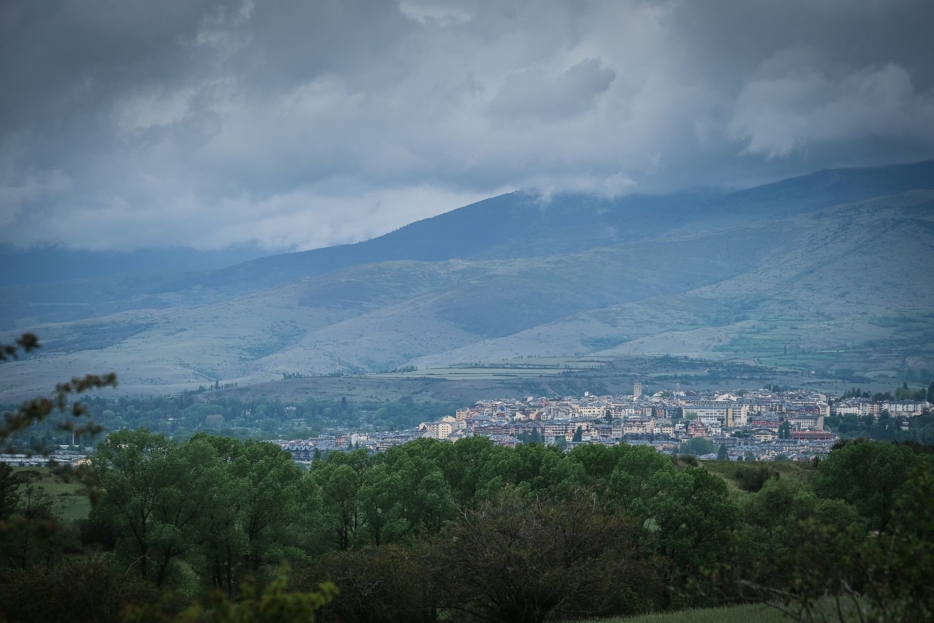 La ville de Puigcerda, en Espagne, doit tout son développement au canal royal qui lui amène l'eau à partir du XIVe siècle. LP/Yann Kerveno