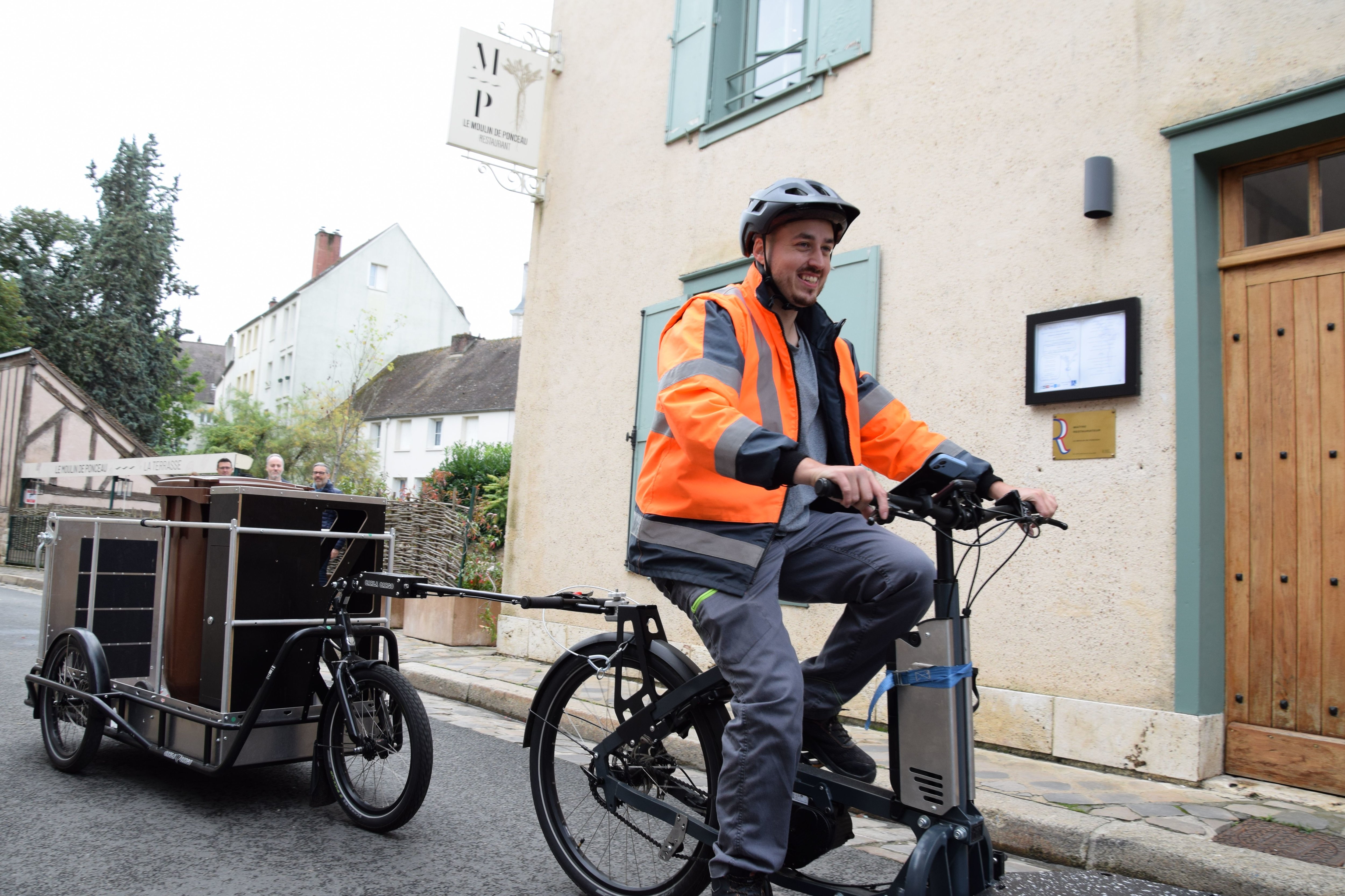 À Chartres (Eure-et-Loir), une nouvelle filière dédiée aux restaurateurs permet de récupérer les biodéchets en vélo-cargo. Ils sont ensuite transportés vers un composteur ou une usine de valorisation de ces déchets. LP/Christophe Blondel