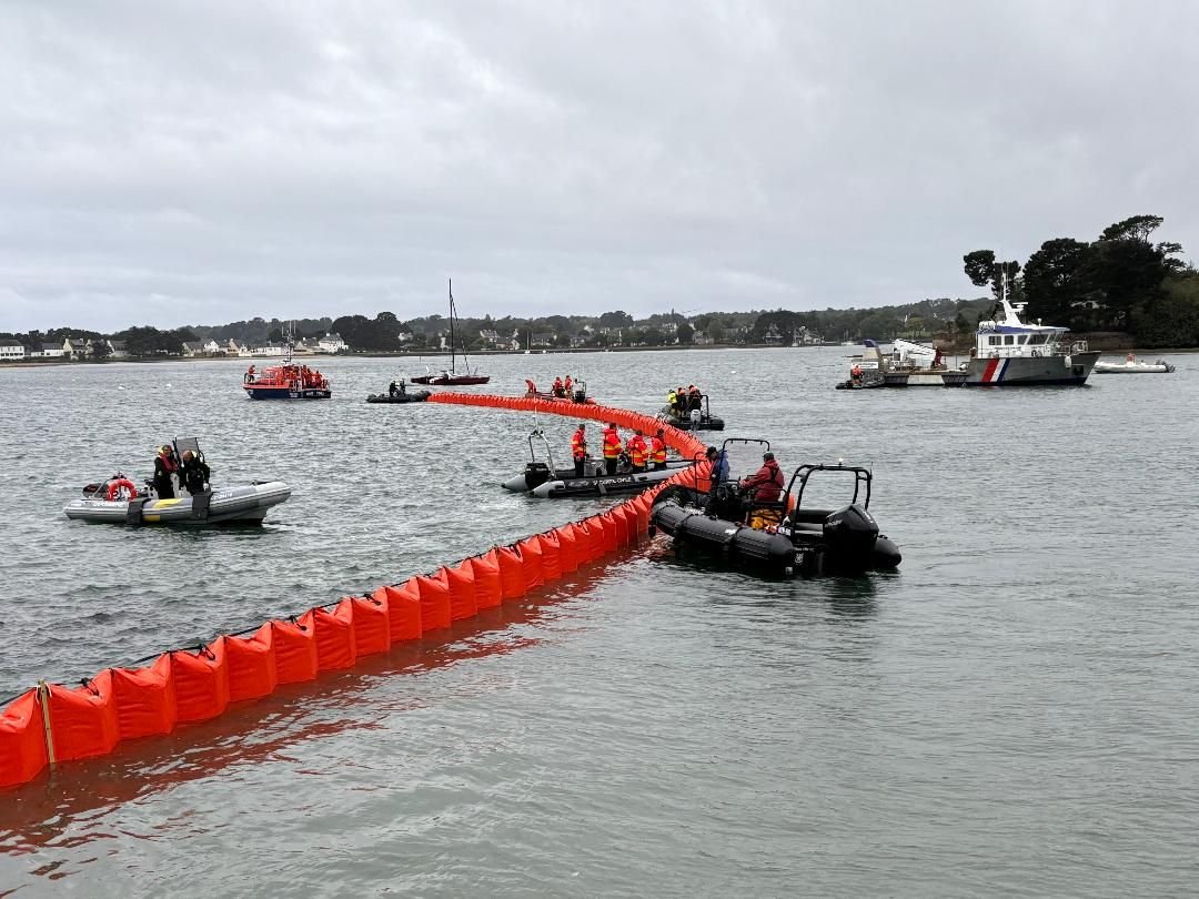 Un barrage anti-pollution de 260 m de long et pesant environ 3 tonnes a été déployé dans l’anse de Penfoulic à Port-La-Forêt. LP/T.P