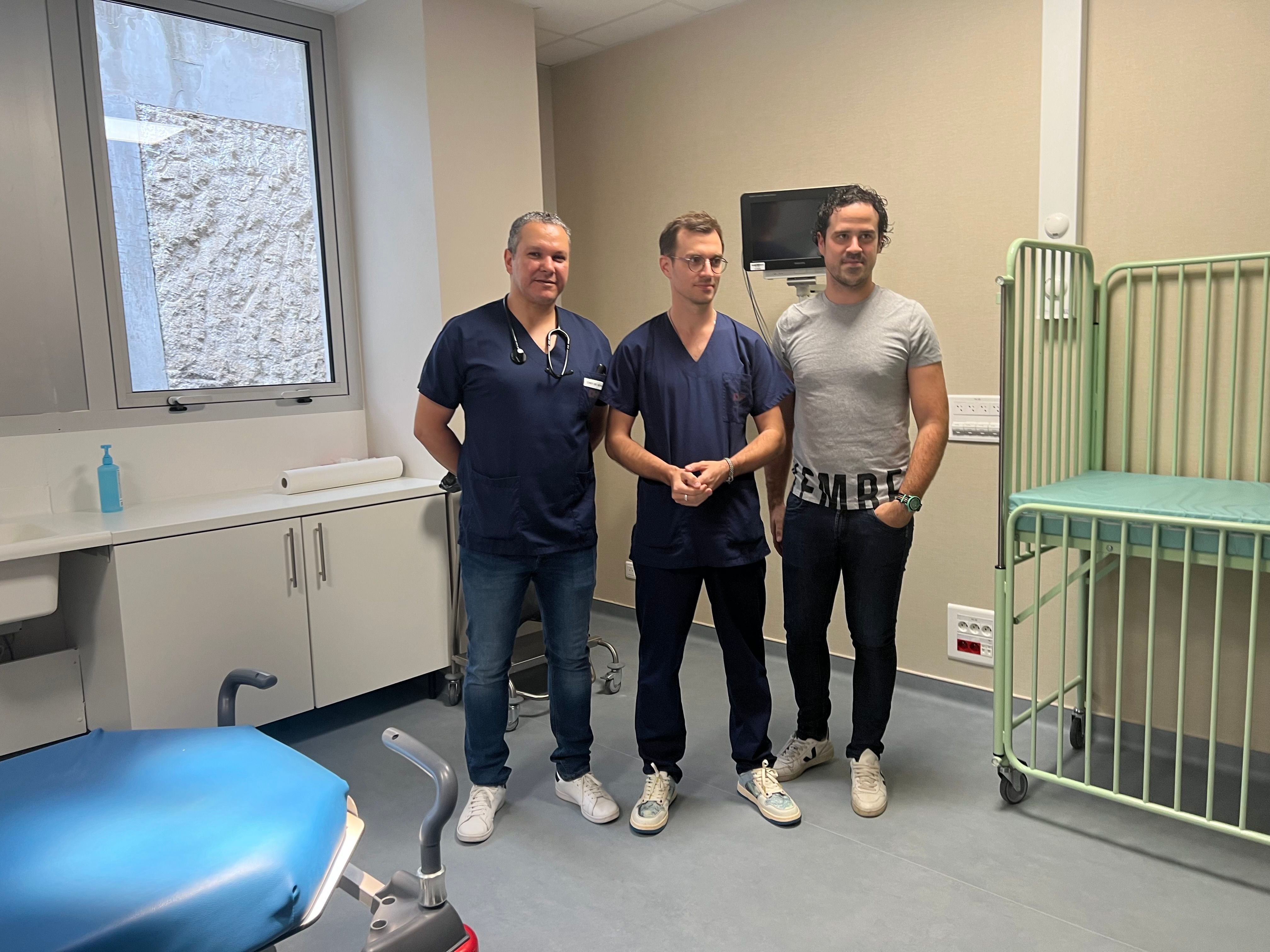 Salah Kraoua, Bastien Montero et Nicolas Perolat, les trois médecins responsables des Urgences de Troyes, ont présenté les travaux effectués actuellement au sein du service de l'hôpital Simone Veil./Jonathan Sottas