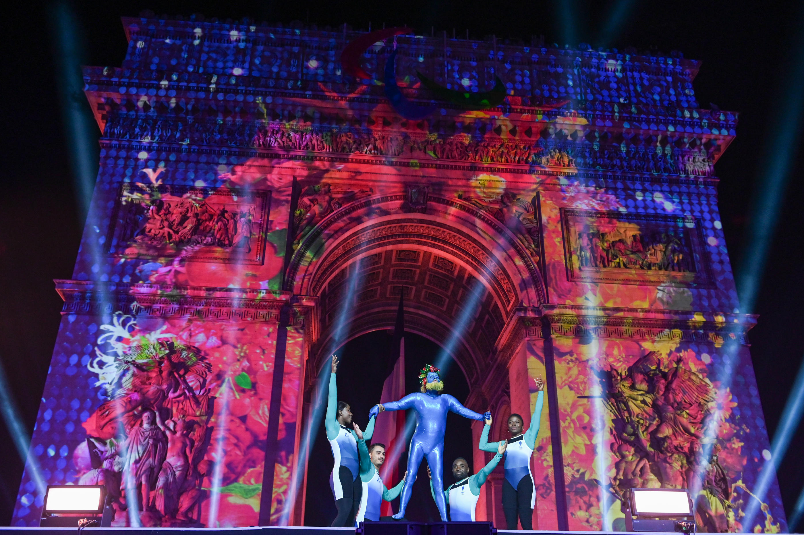 La "Parade des champions" s'est terminée par un gigantesque concert sous l'Arc de Triomphe avec notamment en vedette... Philippe Katerine. Paris 2024/Cedric Bufkens