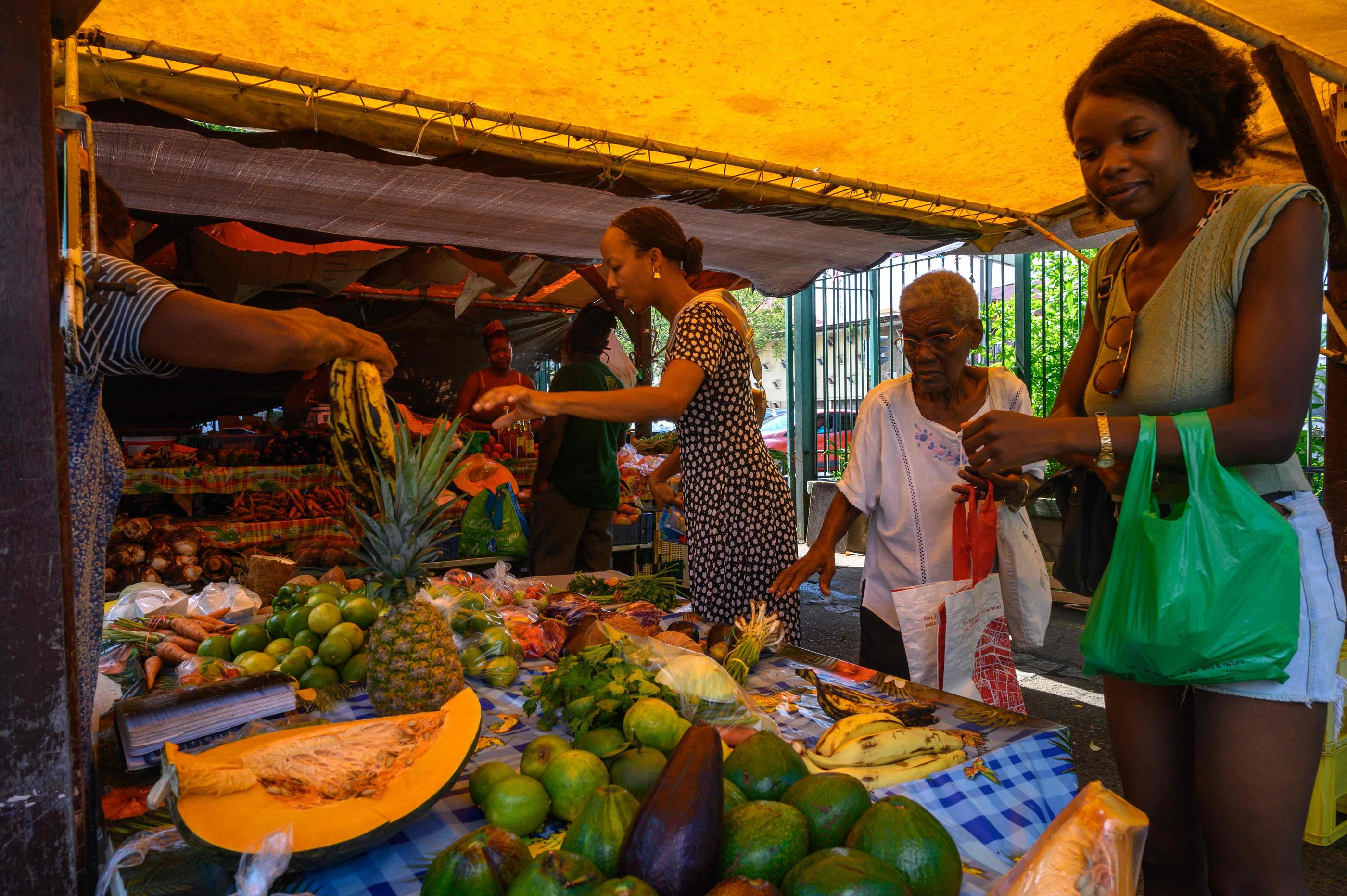 Selon une étude de l’Insee en 2022, les prix alimentaires étaient 40 % plus élevés en Martinique que dans l’Hexagone. (Illustration) AFP/Ed Jones