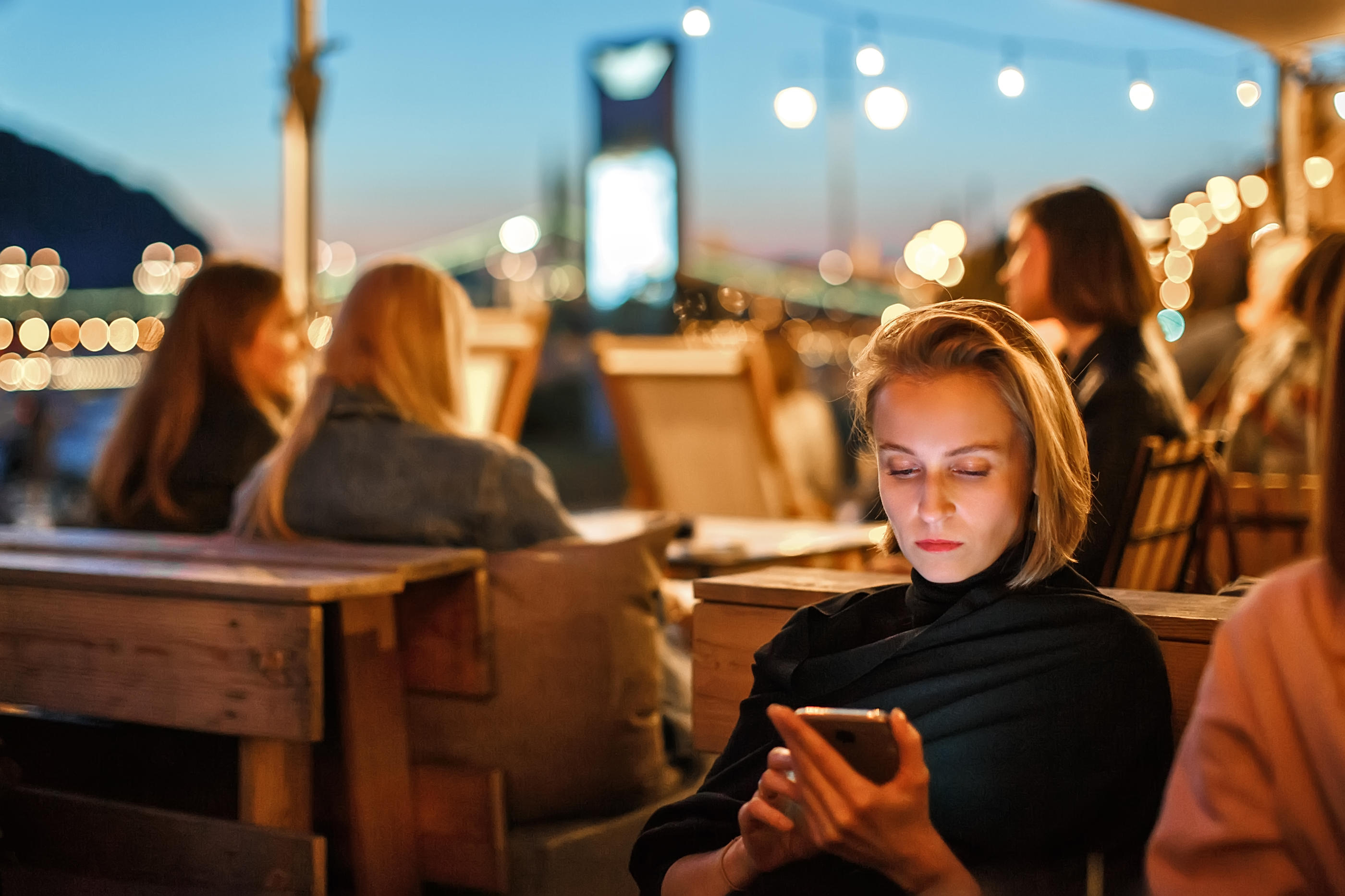 Perte de confiance, lassitude des relations éphémères… Les applis de rencontres laissent souvent des bleus à l'âme. (Illustration). Istock