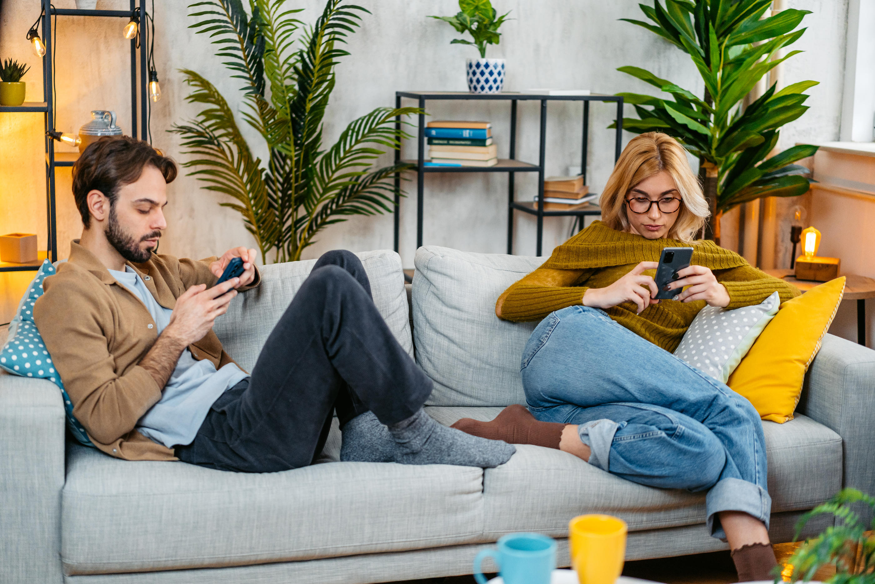 «Tous les couples en difficulté que je rencontre reconnaissent passer leur soirée sur leurs téléphones», alerte la sexologue. (Illustration) Istock