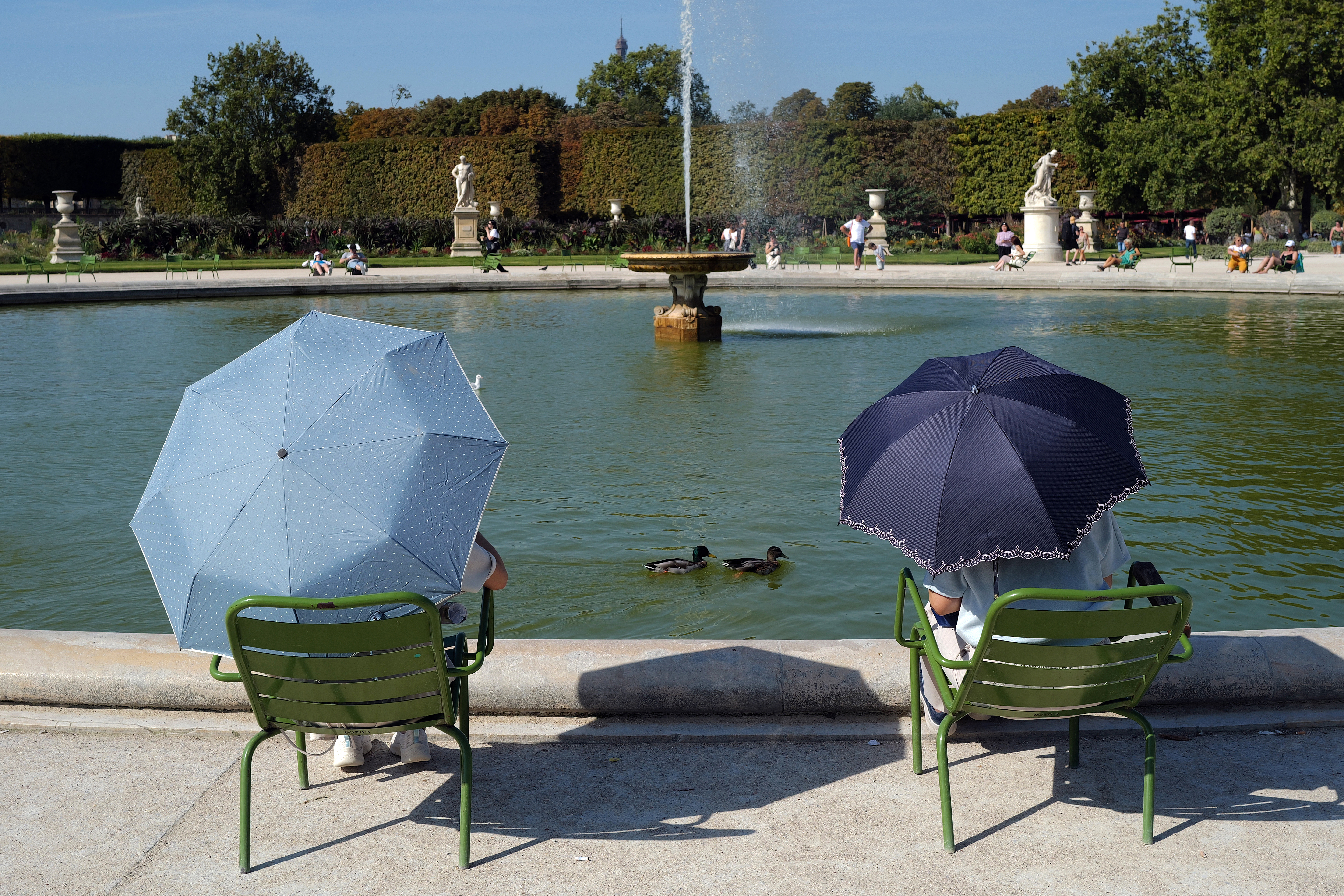 Paris, le 10 septembre 2023. À cette époque, l'année dernière, il fallait se protéger du soleil et de la chaleur dans la capitale. AFP/Valery Hache