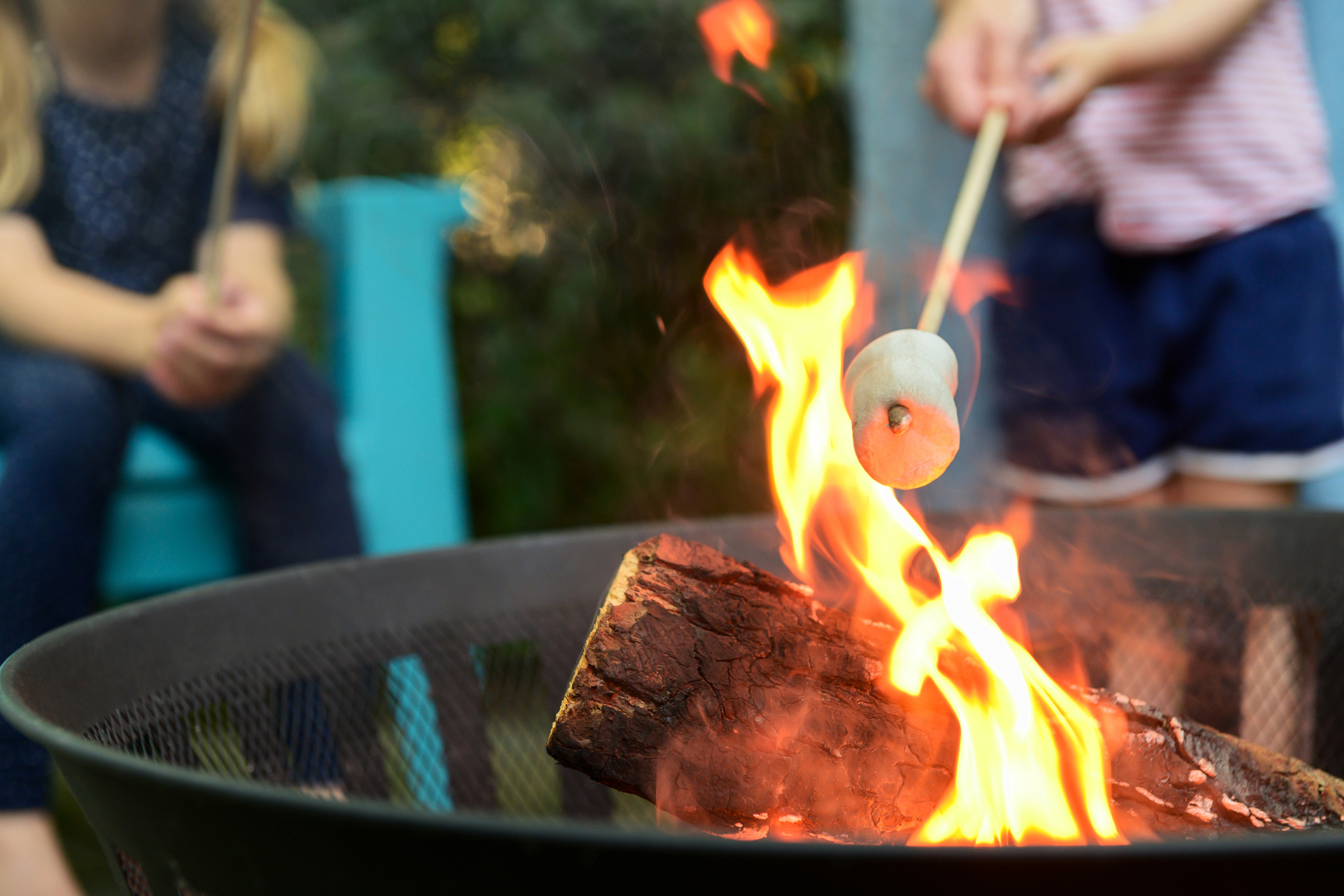 Il est important de vérifier la réglementation locale en vigueur avant d'allumer un feu dans son jardin. Copyright (c) Jamie Grill/Istock.