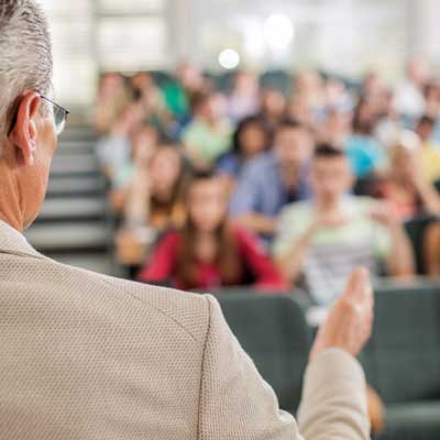 Descriptive image of a full lecture hall.