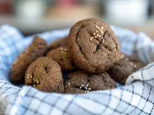 Pãozinho low carb de chia é feito sem ovos ou leite e leva farinha caseira