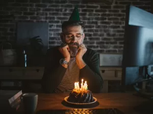 Solidão é tão ruim quanto fumar 15 cigarros por dia e facilita o Parkinson