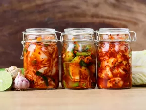 Você sabe o que é kimchi? Veja benefícios do prato coreano e como fazer
