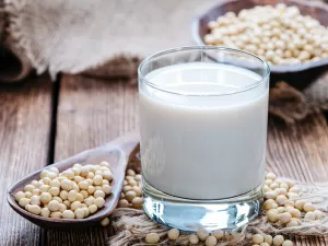 Reduz sintomas da menopausa e dá energia: os benefícios do leite de soja