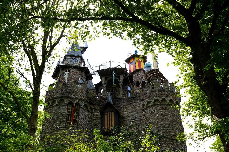 O neerlandês que construiu um castelo em seu jardim