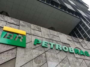 Bolsa cai e dólar sobe com troca na Petrobras; veja mais destaques