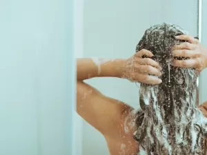 Especialistas elencam motivos para você não tomar banho todos os dias