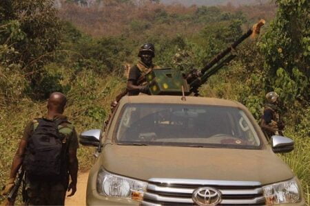 des soldats FACA en patrouille au qkuartier derrière l'aéroport de Bangui Mpoko par CNC