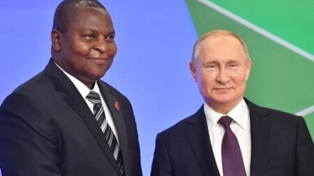 Le Président centrafricaine Faustin Archange Touadera, à gauche, et son homologue russe Vladimir Poutine, à droite, à Moscou, en Russie