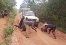 La route sableneuse entre Bria-Ouadda , dans la préfecture de la Haute-Kotto, où un véhicule en provenance de Bria, et les passagers nettoyent la route pour que la chaussée se dégage.