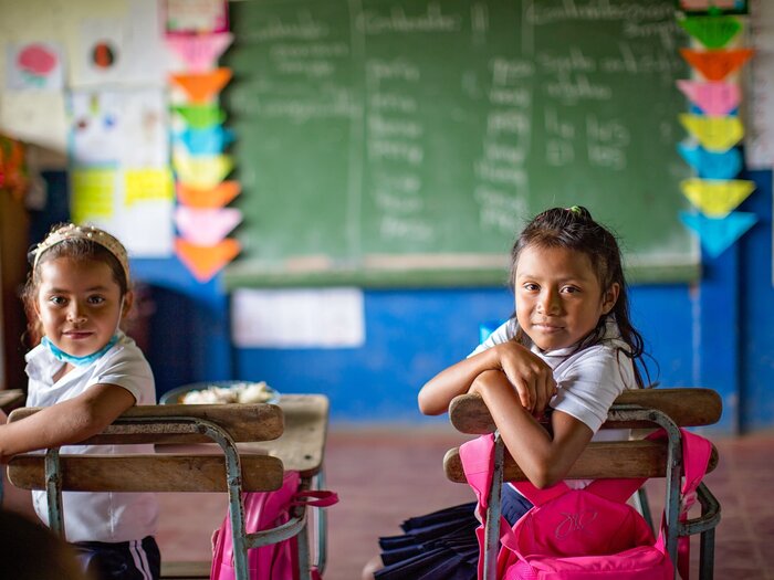 Skolepiger i et klasseværelse i Cambodja