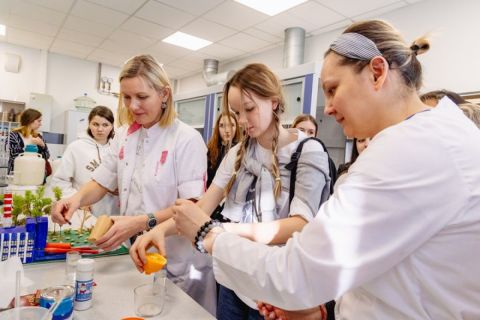 НЗМУ помогает школьникам Находки получать высокие баллы на ЕГЭ