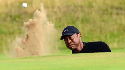 Tiefe Sandbunker machen den Profis zu schaffen: Tiger Woods geht bei den 152. British Open an den Start.