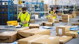 Складские рабочие Amazon едва могут позволить себе еду и аренду