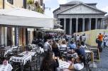 Tavolini all’aperto davanti a Pantheon a Roma (foto Giuliano Benvegnù)