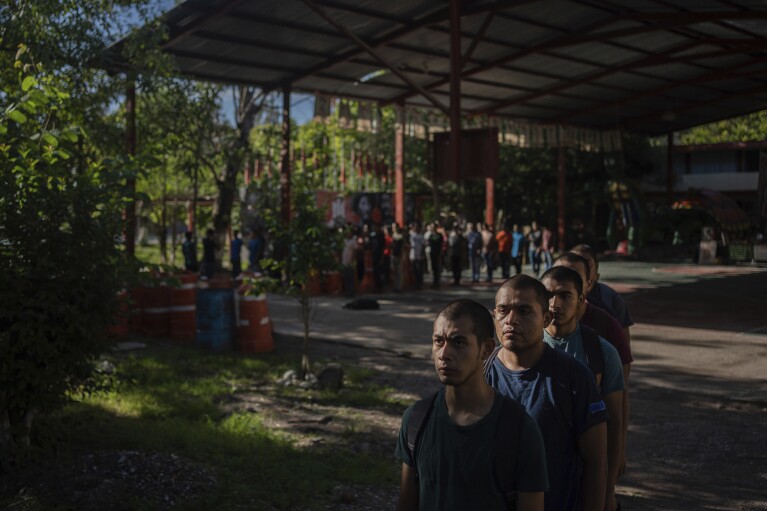 Estudiantes de primer año se forman antes de empezar las tareas de limpieza en la escuela Normal Rural Raúl Isidro Burgos, en Ayotzinapa, en el estado de Guerrero, México, el sábado 24 de agosto de 2024. (AP Foto/Félix Márquez)