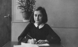 Anne Frank 12 yaşında, okul sırasında. Amsterdam, Hollanda, 1941.