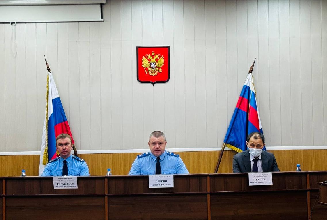 В прокуратуре республики под председательством прокурора республики Сергея Дябкина состоялось заседание коллегии по вопросу состояния законности в сфере профилактики безнадзорности и правонарушений несовершеннолетних