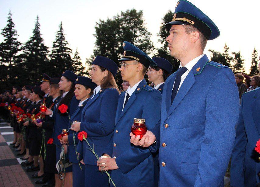 Работники прокуратуры в память о павших воинах зажгли свечи у Вечного огня