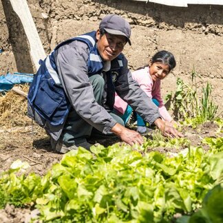 Un hombre y su hija cultivan en su huerto. Foto: WFP/Henry Barreto