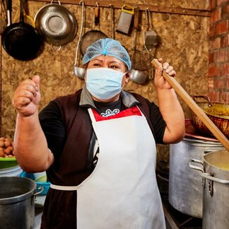 Mujer cocina en una Olla Común en Lima, Perú. Foto: WFP/Verónica Lanza