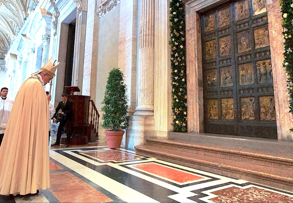 El Papa abre la Puerta Santa en la basílica de San Pedro por el Jubileo de la Misericordia (Foto © Osservatore Romano)