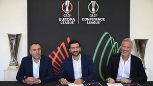 Representantes de la UEFA y Decathlon firmando el acuerdo