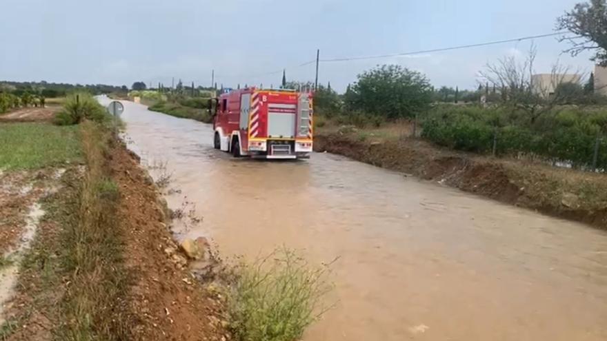 Unwetter auf Mallorca: Feuerwehr befreit Autofahrer in Porreres aus ihren Fahrzeugen