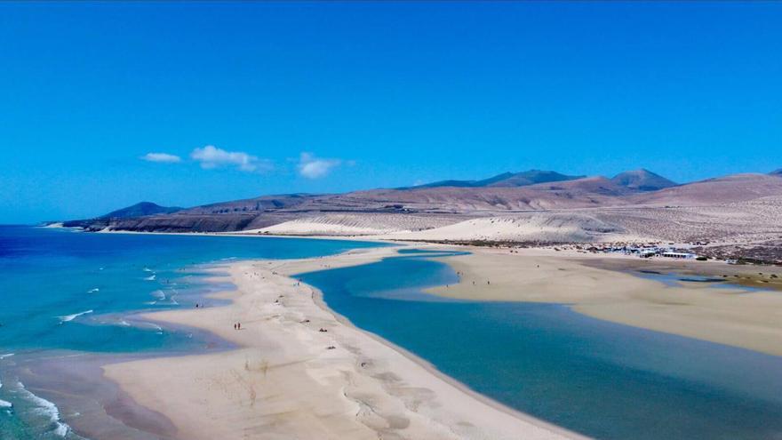 &quot;El tramo de costa más paradisíaco de Canarias&quot;: así es la playa del Archipiélago que tiene dos orillas