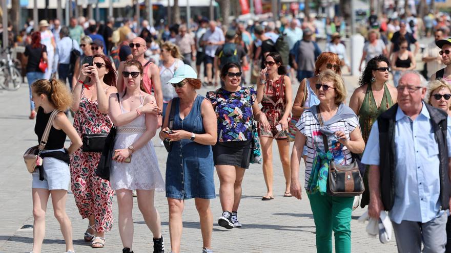 Los turistas se han gastado hasta abril en las Pitiusas 299 millones, un 11,8% menos que en 2023