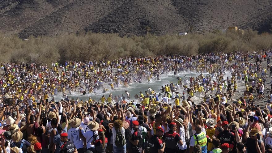 Más de 10.000 personas participan en la Fiesta del Charco 2024