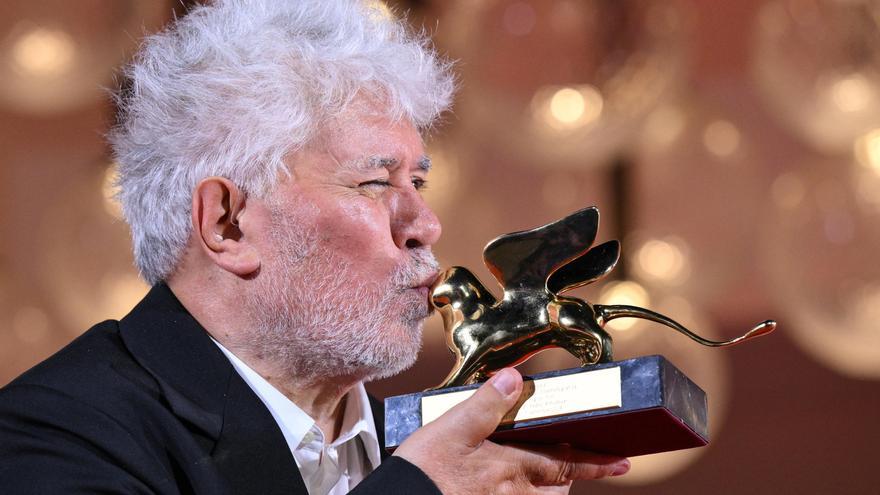 Almodóvar gana el León de Oro con su reivindicación a favor de la eutanasia: &quot;El ser humano debe ser libre para vivir y morir&quot;